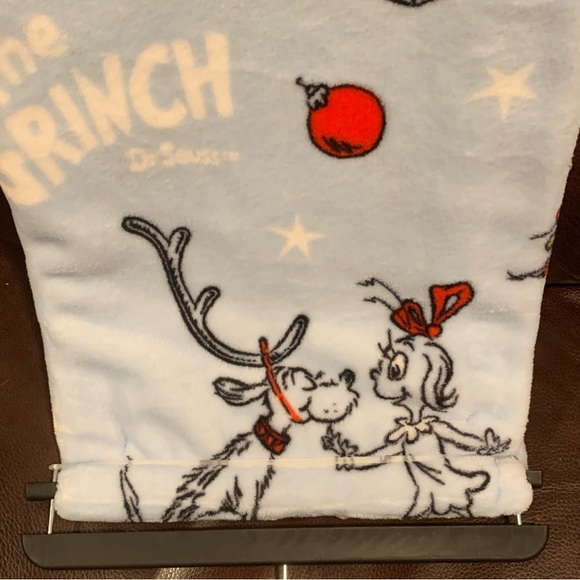 The Grinch 50” x 70” Oversized Plush Throw Grinch Cindy Lou Who Max Tree Gifts - Picture 9 of 10